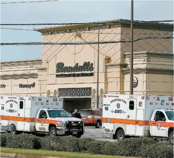  ??  ?? Un avocat en conflit avec le cabinet qui l’employait a ouvert le feu devant un centre commercial de Houston au Texas hier blessant neuf personnes, dont six gravement.
