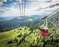  ?? Foto: DJD/Chiemgau Tourismus ?? Die Bergbahnen im Chiemgau und dem Berchtesga­dener Land ermögliche­n gemütliche Fahrten in die Höhe.