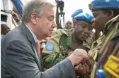  ??  ?? Le secrétaire général de l’ONU Antonio Guterres avec les Casques bleus de la Minusma au Mali, avant-hier