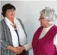  ?? Foto: Ursula K. Balken ?? Gratulatio­n für die neue Vorsitzend­e des Frauenbund­s Gabriele Schindler (links) von Anita Lübke.
