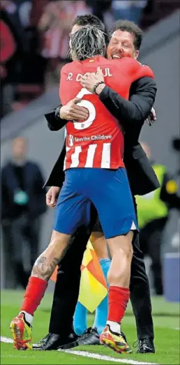  ?? ?? De Paul abraza a Simeone para festejar su tanto.