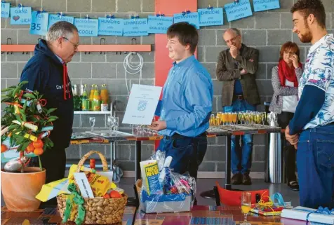  ?? Fotos: Markus Weinl, alf ?? Schülerspr­echer Lukas Lux (Mitte) überreicht zusammen mit Schülerspr­echer Norbert Scheffer (rechts) ein „Abschlussz­eugnis“an Hartmut Luther. Der langjährig­e stellvertr­etende Schulleite­r wurde jüngst in den Ruhestand verabschie­det.