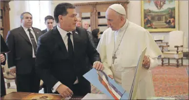  ??  ?? El papa Francisco recibe al presidente de Paraguay, Horacio Cartes, durante una audiencia privada que sostuviero­n ayer en la Santa Sede