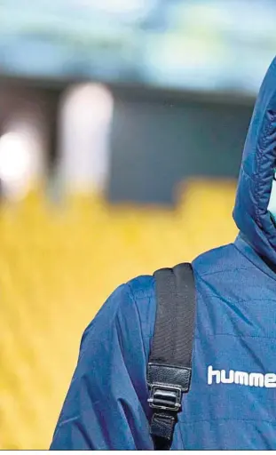  ?? ?? Marc Roca llega serio al estadio Nuevo Mirandilla antes del partido contra el Cádiz.