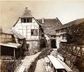  ??  ?? Früher: Der Vorhof der War burg anno 1855. Statt eines Erkers gibt es an der Vog ei nur ein Fenster.