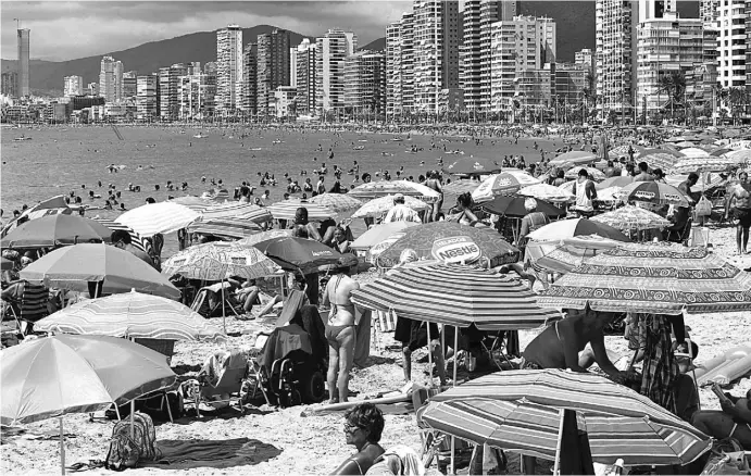  ?? Fotos: Ángel García ?? Streit um den besten Liegeplatz gibt es nur an vollen Stränden, wie in Benidorm etwa.