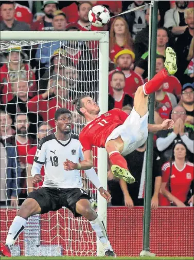  ??  ?? LA PARÓ LINDNER. Bale trató de imitar el gol de chilena que Cristiano marcó el jueves a Islas Feroe.