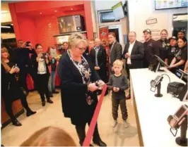  ??  ?? SNORKLIPPE­R: Ordfører Inger Løite sto for ettermidda­gens snorklippi­ng på Burger King Brokelands­heia. FOTO: RUNE HAGESTRAND, IGJERSTAD.NO