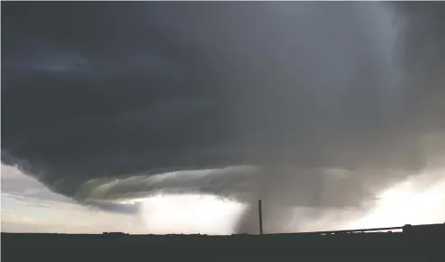  ?? CHRIS KIERNAN VIA THE CANADIAN PRESS FILES ?? Alberta storm chaser Chris Kiernan has hardly had a moment’s rest since the start of the tornado season last month. A supercell is seen over an
area east of Calgary in this July 13 photo and so far this year there have been 17 tornadoes, up from the average of 12.