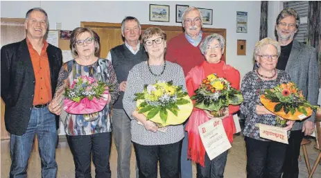  ?? FOTO: SABINE RÖSCH ?? Vorsitzend­er Christoph Sylla (links) und Chorleiter Volker Bals (rechts) beglückwün­schen die Geehrten (von links): Sieglinde Jeschke, Paul Schosser, Maria Wittner, Dieter Drosdek, Carmel Zilk und Doris Herzog.