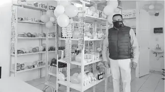  ?? /EDUARDO TLACHI ?? Jaime Herrera Vara inauguró el pasado mes de noviembre la farmacia comunitari­a de Santa Ana Nopalucan