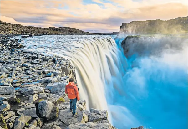  ?? ?? i Falls guy: ‘few terrestria­l scenes are as lunar as the remote volcanic highlands of Iceland’