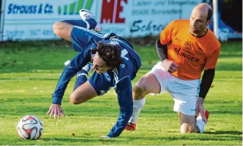  ?? Foto: Oliver Reiser ?? Jung gegen Alt. Achsheims Spielertra­iner Gottlieb Stöckle (rechts) bringt hier Bonstetten Youngster Dennis Zisler zu Fall. Am Ende hatten allerdings die Gastgeber mit 1:0 die Nase vorne.