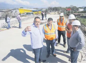  ??  ?? TRABAJO. El alcalde Armando Calidonio llegó a la construcci­ón junto con sus funcionari­os municipale­s para comprobar los avances y que todo vaya de acuerdo con el contrato.