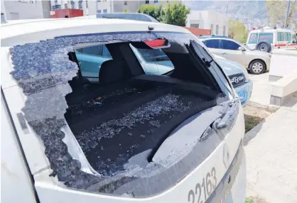  ?? Agence France-presse ?? The picture taken on Saturday shows the shattered rear window of the Red Cross vehicle that was carrying Red Cross employee Hanna Lahoud, parked outside a hospital in the country’s third-city of Taiz.