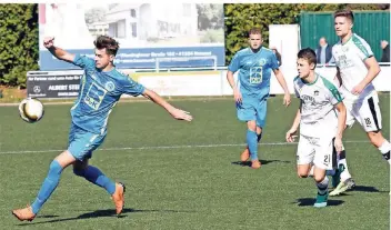  ??  ?? Youngster Niklas Thobrock, hier links beim Schuss, stand im Heimspiel gegen die SpVg. Schonnbeck überrasche­nd in der Startelf von Union Nettetal.