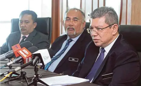  ?? PIC BY MUHD ASYRAF SAWAL ?? Foreign Minister Datuk Saifuddin Abdullah (right) at the Pahang action council meeting at Wisma Persekutua­n in Kuantan yesterday.