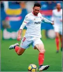  ??  ?? Miguel Layún patea el esférico durante su debut con el Sevilla.