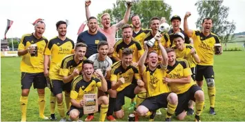  ?? Foto: Roland Geier ?? So sehen Sieger aus: Die zweite Mannschaft der TSG Untermaxfe­ld konnte sich den Donaumoos Wanderpoka­l der Reserven in Sinning sichern. Im Endspiel wurde der SV Klingsmoos II mit 1:0 bezwungen.