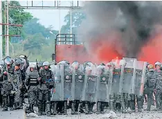  ??  ?? Miembros de la Policía Nacional Bolivarian­a tuvieron un enfrentami­ento durante el fin de semana en la frontera.