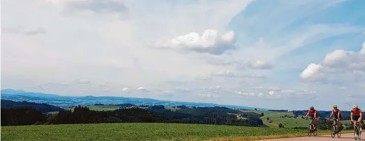  ?? Fotos: Peter Bauer ?? Einfach hineinfahr­en in diesen grandiosen Horizont: hinauf auf das Hochplatea­u bei Eschers (901 Meter).