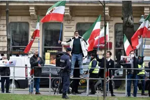  ??  ?? مجموعة من المعارضة الإيرانية في فيينا في وقفة احتجاجية خارج مقر انعقاد القمة أمس ضد سلطة بلادهم