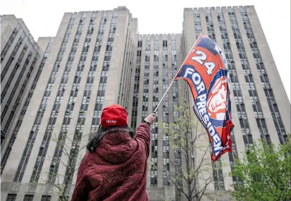  ?? ANGELA WEISS/AFP/GETTY ?? A pro-Trump demonstrat­or outside the Manhattan court building