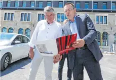  ?? FOTO: MARKUS LEHMANN ?? Aalens OB Thilo Rentschler (rechts) erläuterte Winfried Mack den Fortschrit­t auf dem Stadtoval. Der Kulturbahn­hof im Hintergrun­d soll in der ersten Oktoberwoc­he eingeweiht werden.