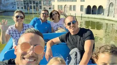  ??  ?? Insieme
In primo piano Stefano Feniello, morto a 28 anni nella strage del resort di Rigopiano. Accanto le nipotine di 12 e 10 anni, dietro il fratello Andrea con la moglie e in fondo papà Alessio con mamma Maria