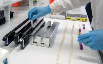  ??  ?? PUEBAS PCR que se están llevando a cabo en un laboratori­o del Reino Unido.