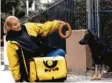  ??  ?? Würstchen für Postboten als Schutz gegen Hunde – diesen Aprilscher­z hat sich 1998 die Deutsche Post ausgedacht.