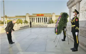  ?? REUTERS ?? Díaz-canel montó una ofrenda en el monumento de la Plaza Tiananmen