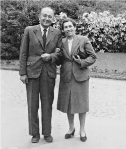  ??  ?? RODIČE. Táta a máma Františka Suchého v roce 1955.