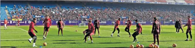  ??  ?? EL CALOR DE LA AFICIÓN. El Atlético se entrenó ayer durante una hora ante la mirada de casi 5.000 personas que asistieron a la jornada de puertas abiertas en el Calderón.