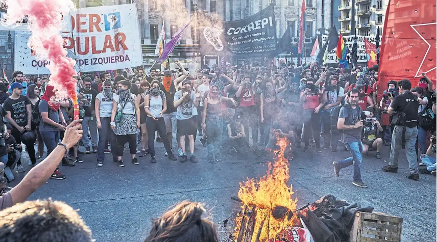  ?? Hernán zenteno ?? Los grupos más radicaliza­dos quemaron banderas norteameri­canas frente al Congreso, sin que ese incidente tuviese acompañami­ento de otros sectores