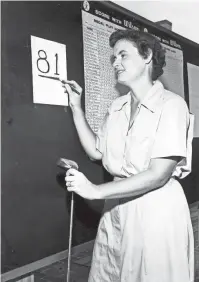  ?? THE COMMERCIAL APPEAL ?? Mrs. Shelby Lee indicates the score that won her the medal in the city women’s golf tournament at Chickasaw on Aug. 27, 1956.