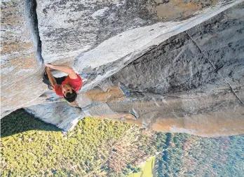  ?? JIMMY CHIN/NATIONAL GEOGRAPHIC ?? ‘Free Solo,’ a new documentar­y follows Alex Honnold in his climb — without ropes — of El Capitan’s Freerider in Yosemite National Park in California.