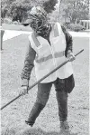  ?? / JUAN HERNANDEZ ?? Trabajador­es toman descansos para evitar el golpe de calor.