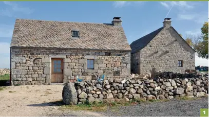  ??  ?? 1
1.
Comme tous les burons de l’Aubrac, celui-ci est constitué de deux bâtiments : la porcherie, ici de face, et l’habitation qui servait aussi pour la fabricatio­n du fromage, dont on aperçoit seulement, ici, le pignon. Les deux bâtisses abritent...