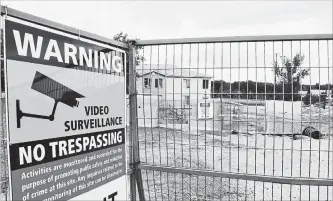  ?? BRENT DAVIS WATERLOO REGION RECORD ?? Constructi­on fencing and warning signs surround The Uptown project site on Lexington Road in Waterloo.