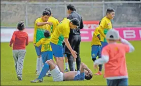  ??  ?? Positivo. Los jugadores del Atlético Estudianti­l tratan de consolar a los de Avellaneda.