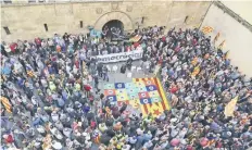  ??  ?? Centenares de personas se concentrar­on ayer en la plaza Paeria de Lleida para protestar contra las detencione­s realizadas ayer por la Guardia Civil española.