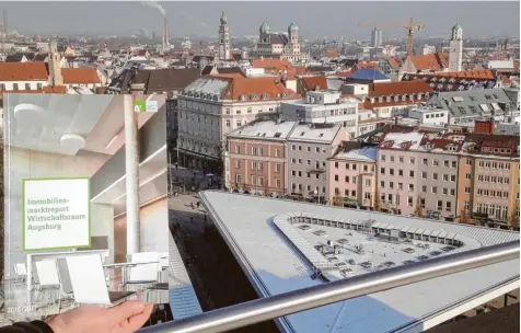  ?? Foto: Michael Hörmann ?? Der Blick aus dem zehnten Stock eines Hauses am Kö auf Augsburg: Immobilien in der Stadt sind stark nachgefrag­t.