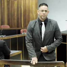  ??  ?? El testigo Juan Romero declaró que Rivera Seijo salió de la cárcel con una bolsa donde guardaba sus documentos de excarcelac­ión.