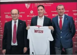  ??  ?? PUESTA DE LARGO. Berizzo, junto a Pepe Castro y Óscar Arias.