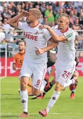  ?? FOTO: DPA ?? Simon Terodde (l.) dreht nach seinem Tor zum zwischenze­itlichen 3:2 gemeinsam mit Dominick Drexler zum Jubeln ab.