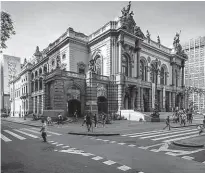  ?? Ronny Santos 23.abr.19/folhapress ?? O Theatro Municipal de SP, na região central da cidade; irregulari­dades na gestão