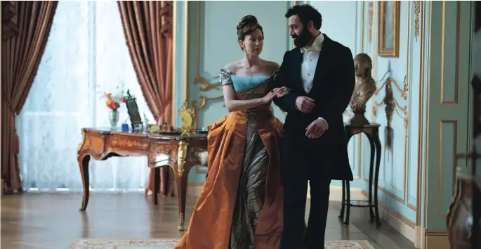  ?? ?? Morgan Spector and Carrie Coon star in Julian Fellowes’ latest project, The Gilded Age.