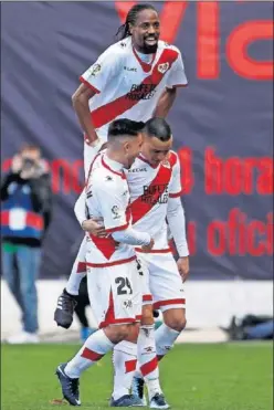  ??  ?? FELICIDAD. Abdoulaye y Beltrán festejan junto a De Tomás.