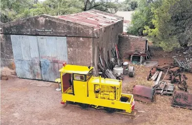  ?? ?? LA VIEJA locomotora era utilizada para el traslado de sal desde la laguna Chasicó hasta la estación Nicolás Levalle.